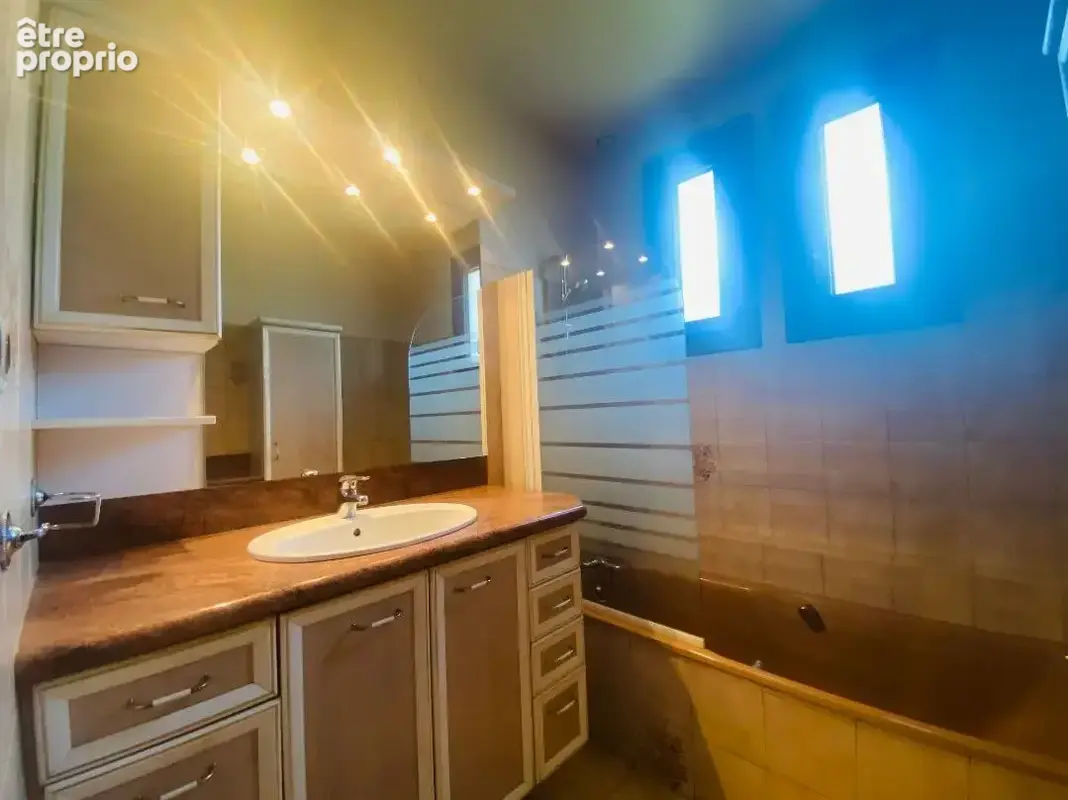 A vendre à la Chapelaude - Maison 4 chambres sur sous/sol semi-enterrée avec garage pour 2 vl - photo 8