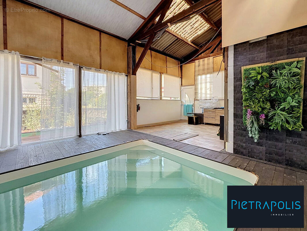 Piscine intérieure - Maison à CHENOVE