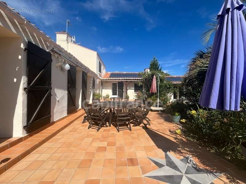 Propriété avec dépendances au coeur d’un jardin paysager– 230 m² habitables – À 10 min des plages des Sables-d'Olonne - photo 5