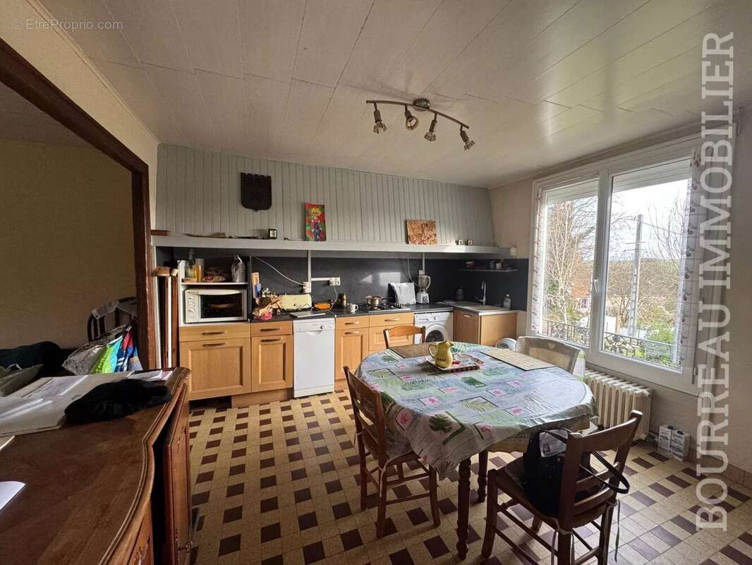 Appartement à LA CELLE-SAINT-CYR