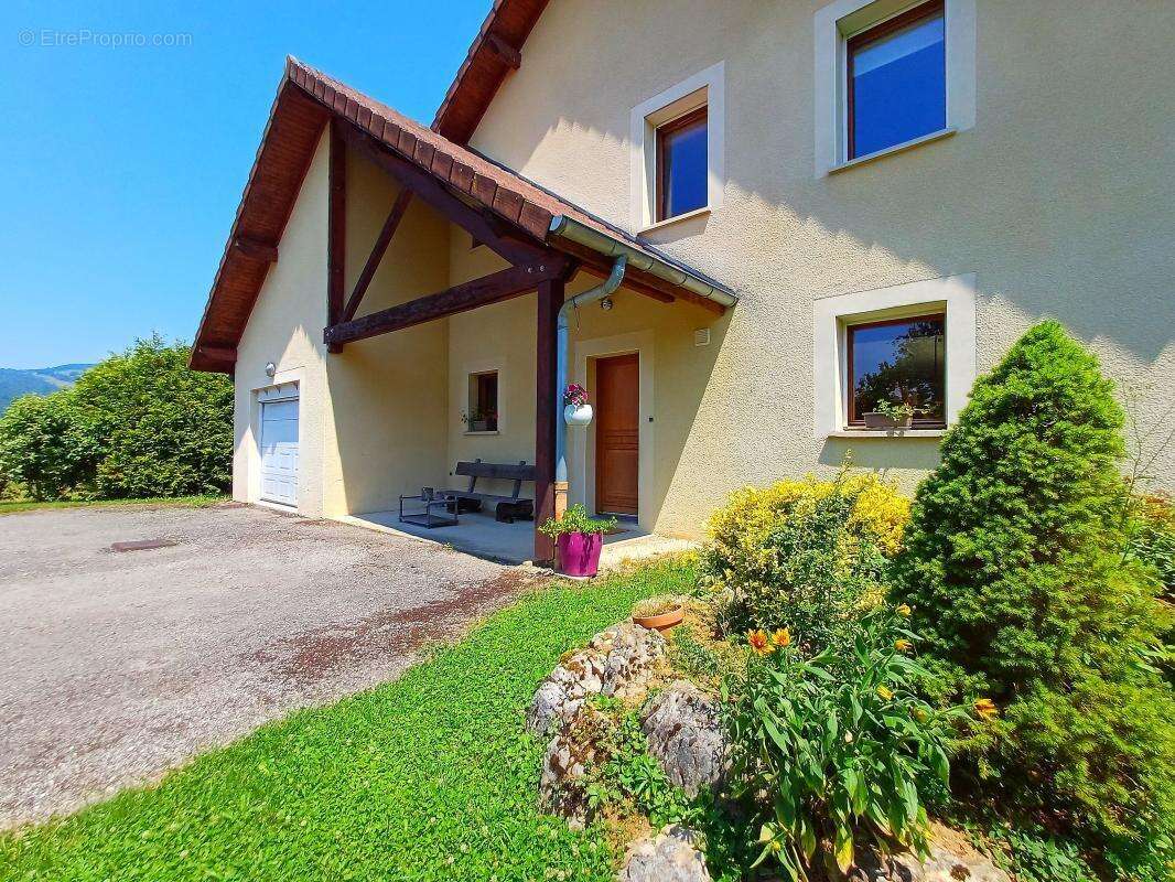 Maison à ENTRE-DEUX-GUIERS