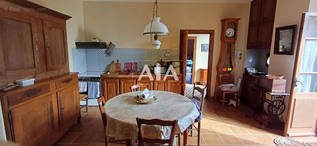 Maison à LES ADJOTS