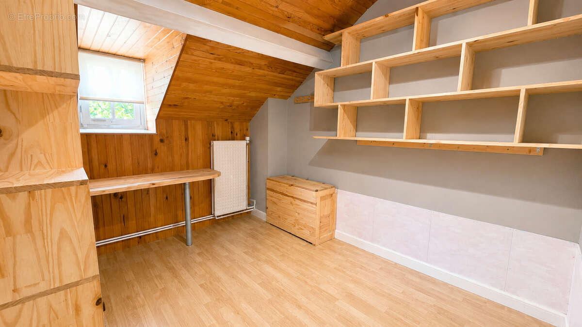 Maison au coeur du centre-ville, sur un magnifique terrain arboré de 824 m². - photo 7