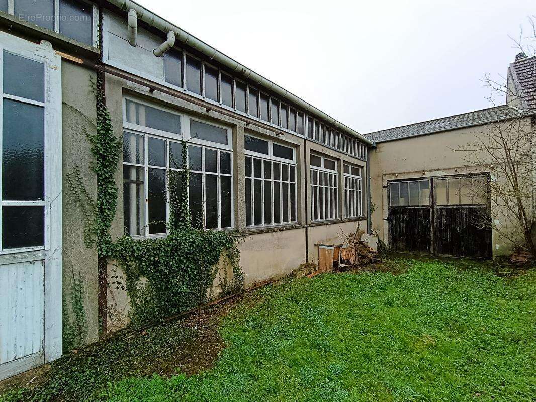 Commerce à MAINVILLIERS