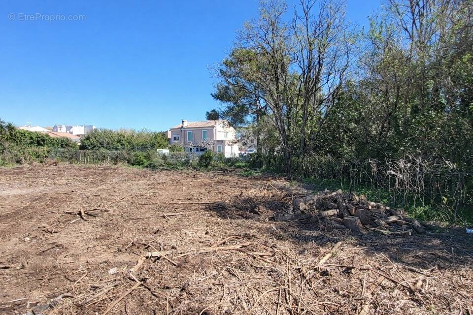 Terrain à LA CRAU