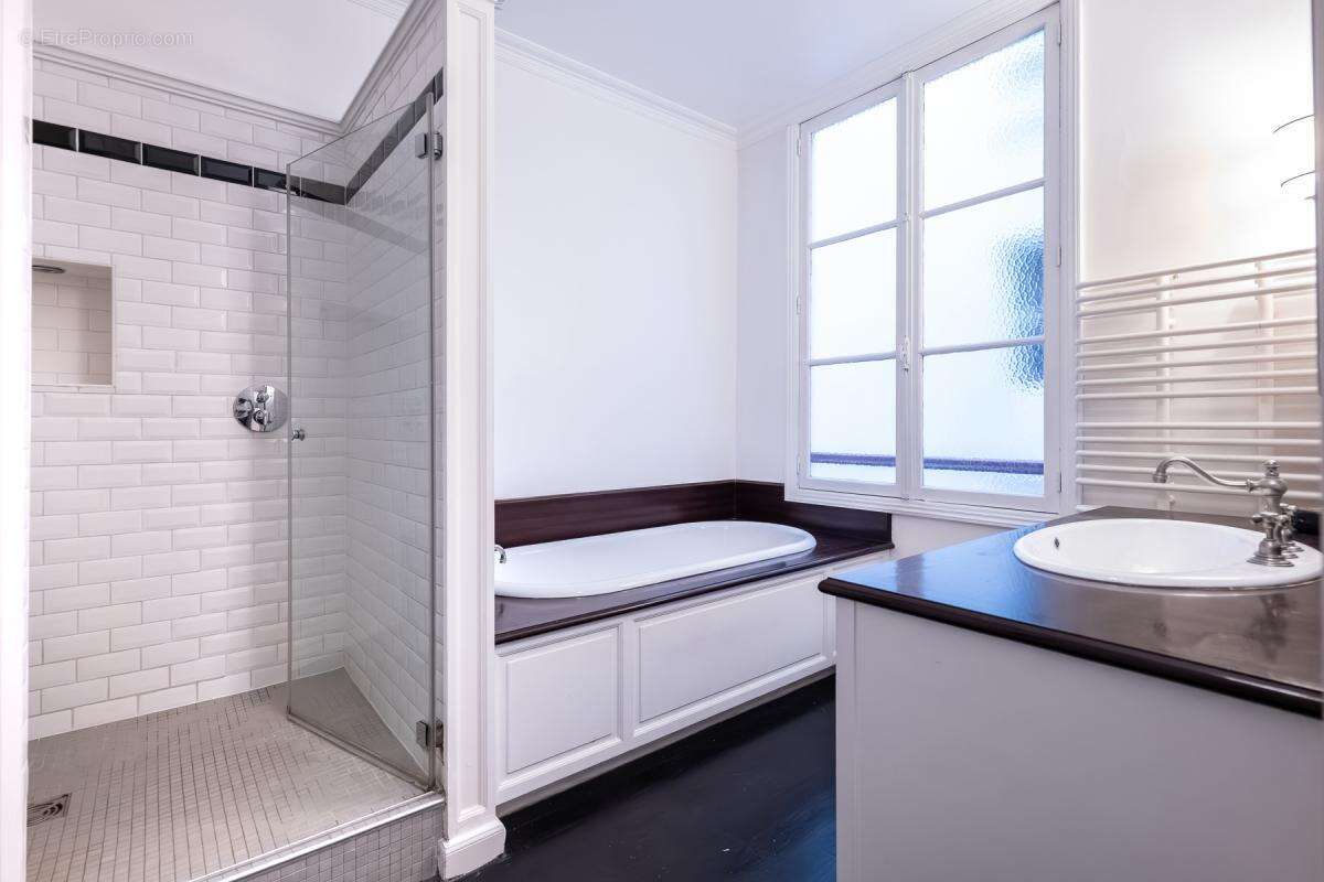 Appartement à PARIS-1E