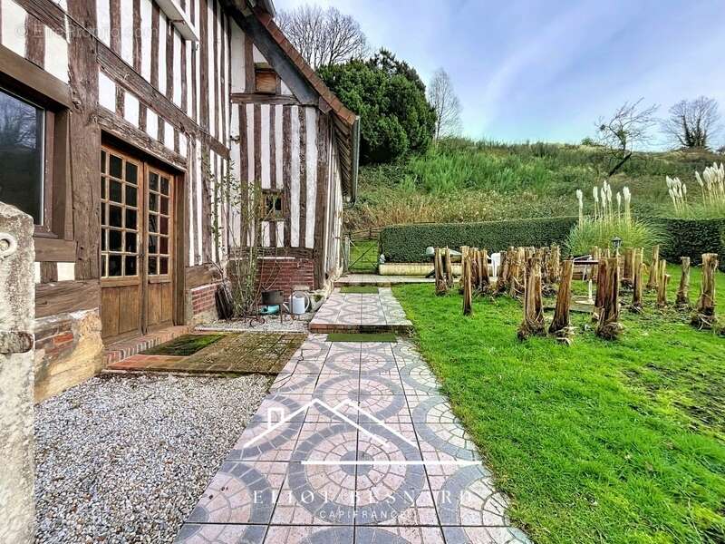 En exclusivité - Maison à colombages du XVIIᵉ siècle avec dépendances et 5 hectares – Grandchamp-le-Château - photo 4