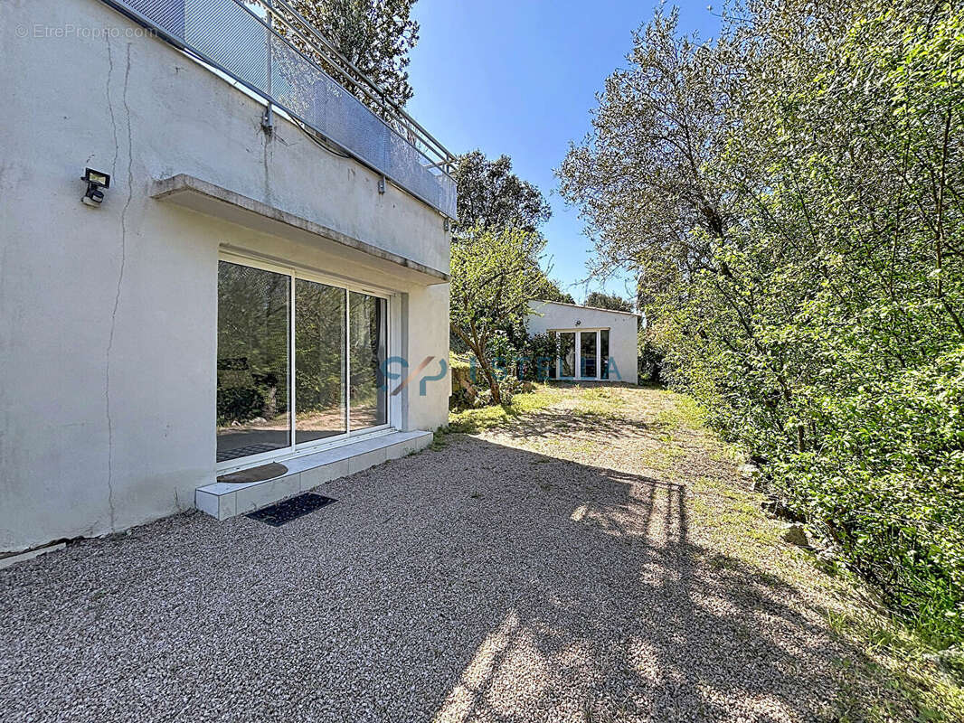 Maison avec dépendances et piscine - photo 13