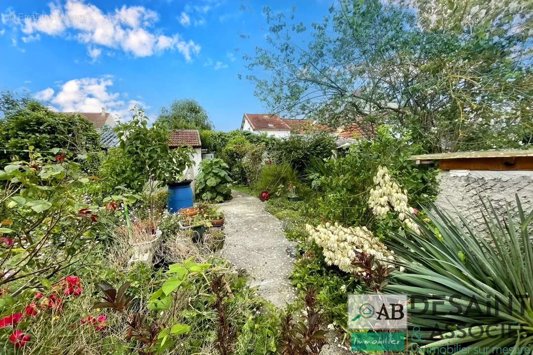 Maison à vendre à Quincy-voisins avec jardin et place de parking, proche centre ville. - photo 3