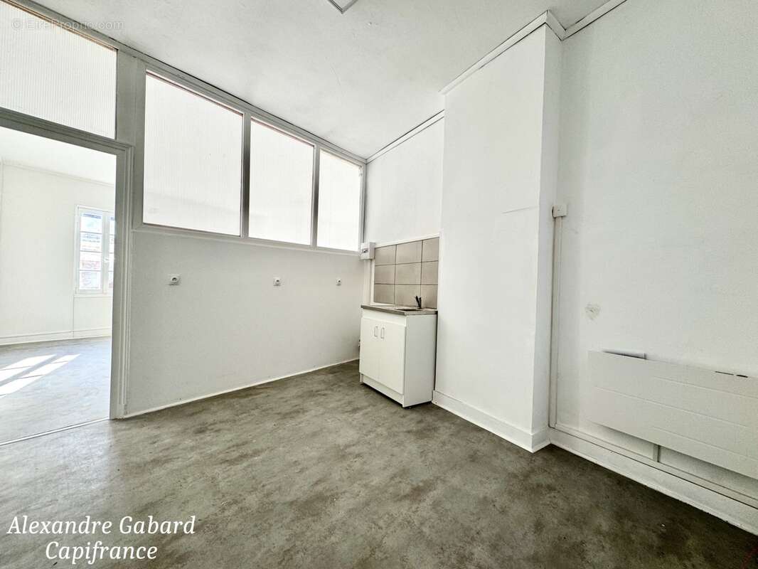 Centre ville - Immeuble en pierres d'environ 140 m² - photo 6