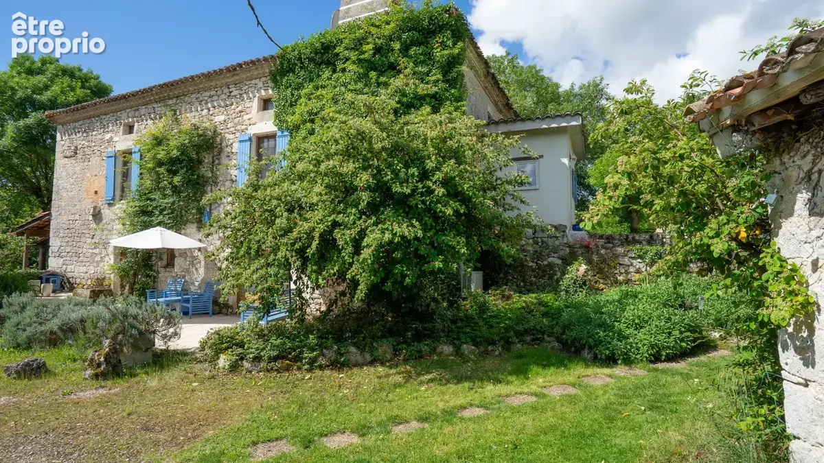 Propriété équestre de caractère avec 5 hectares, piscine couverte et dépendances - photo 3