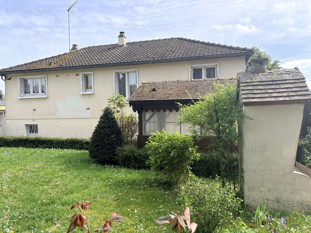 Maison à FONTAINE-LA-GUYON