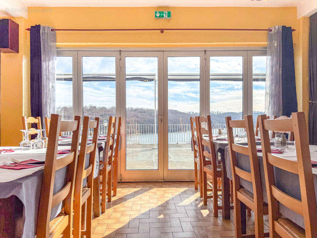 Commerce à SAINT-ETIENNE-CANTALES