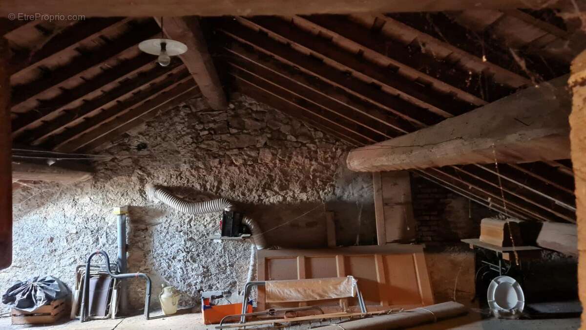 Saint Romain Lachalm 43620 Immeuble en pierre exposé Sud sur trois niveaux 5 logements, deux garages, cave - photo 14