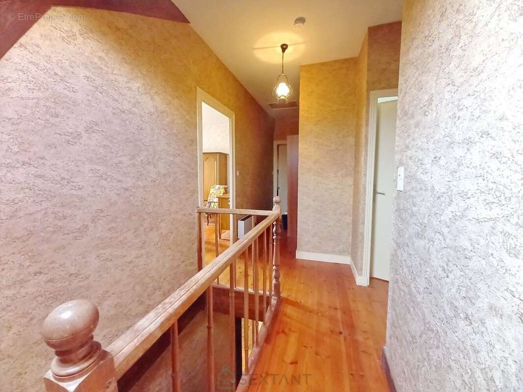 Au Bugue, maison de 129m² des années 30. - photo 12