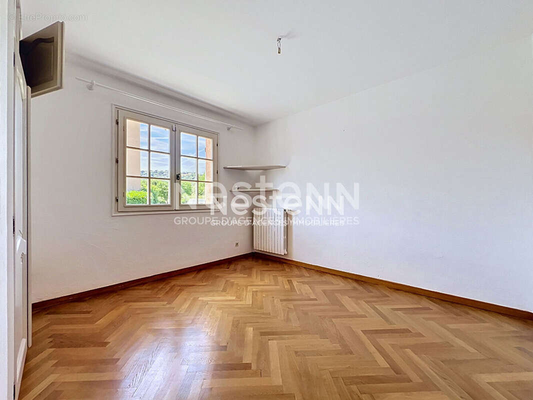 Golfe-Juan - Maison 5P 126 m² + Appartement indépendant 3P 98 m² - Terrain 1 480 m² - Sous-sol 70 m² - Parkings - Proche mer - photo 12