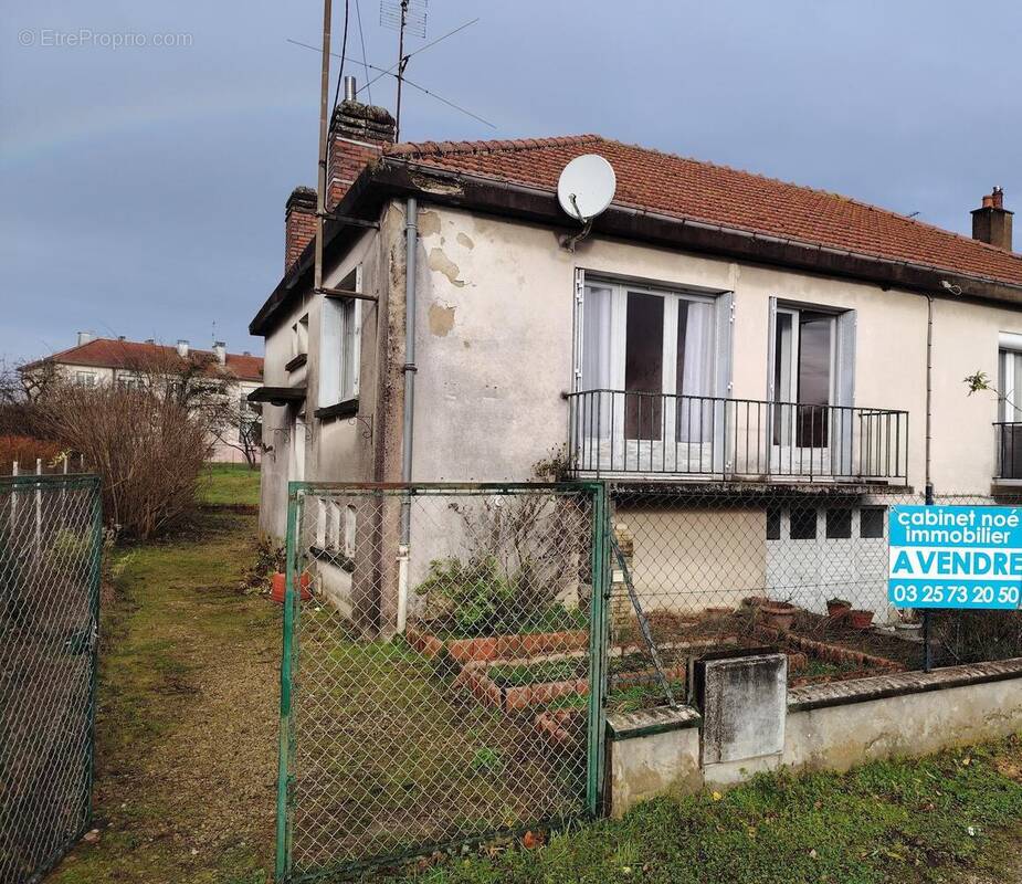 Photo 1 - Maison à FONTAINE-LES-GRES