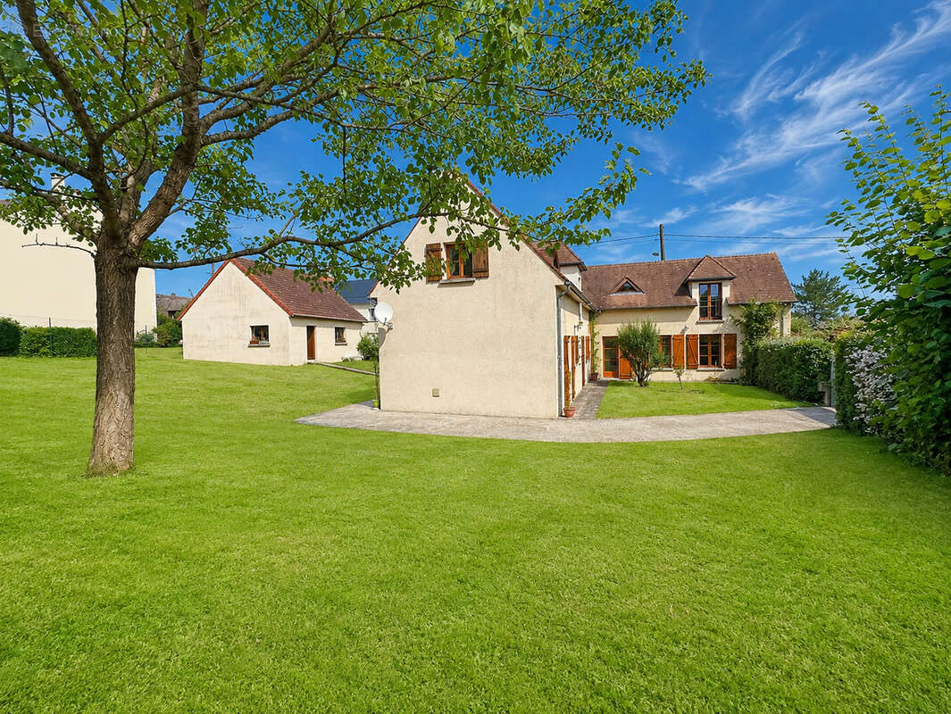Vente maison traditionnelle de 7 pieces proche de la forêt de plaisir - photo 3