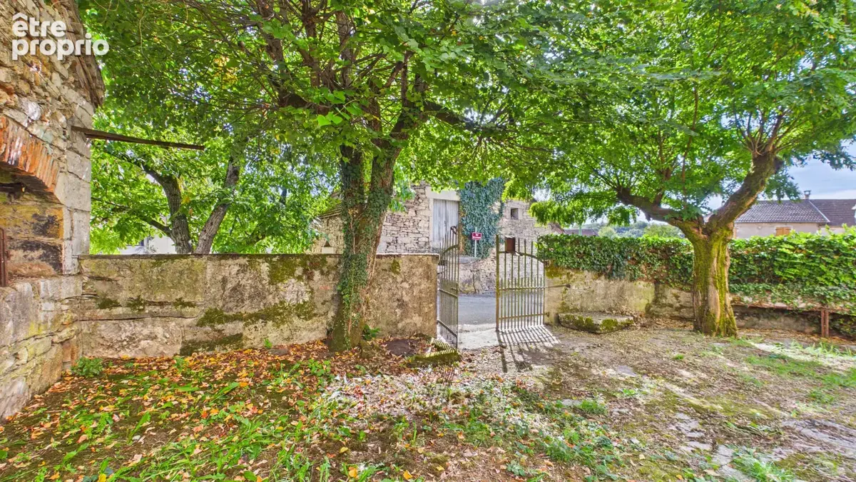 Maison de village en pierre à rénover avec cour intérieure, four à pain et dépendance - photo 4