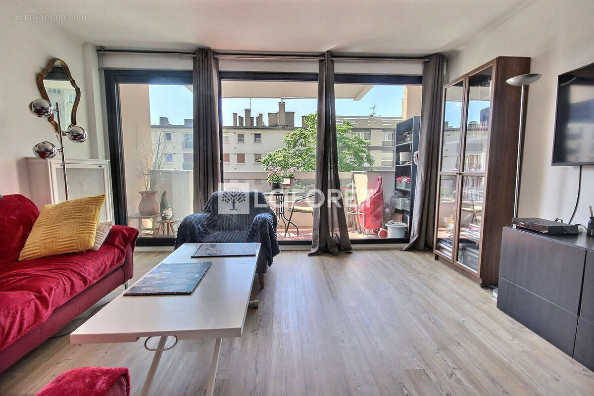 Appartement à COURBEVOIE