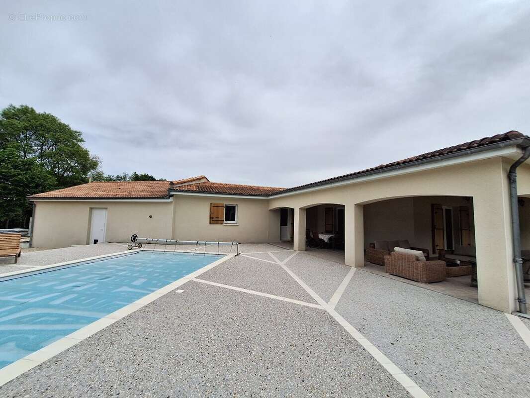 Maison 250 m² à Sainte-Severe  - photo 24