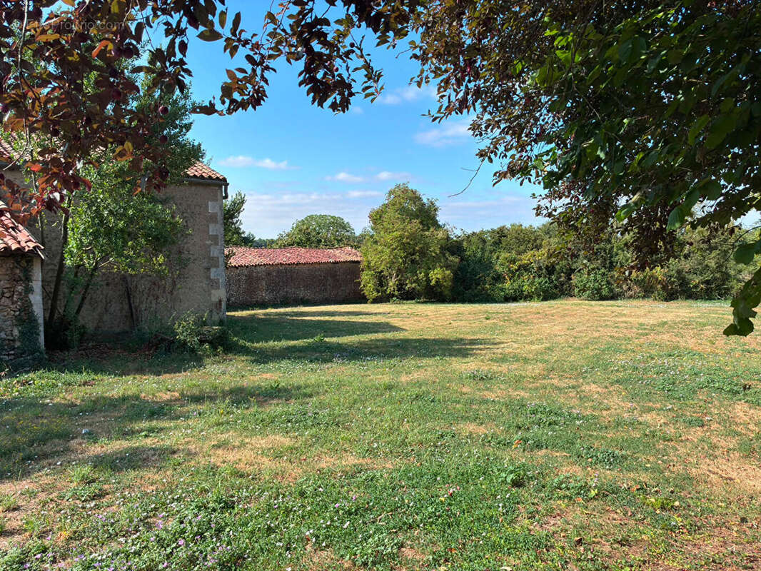 VIENNE - Proche Savigné, Charmante maison 3 chambres, dépendances et terrain. - photo 16