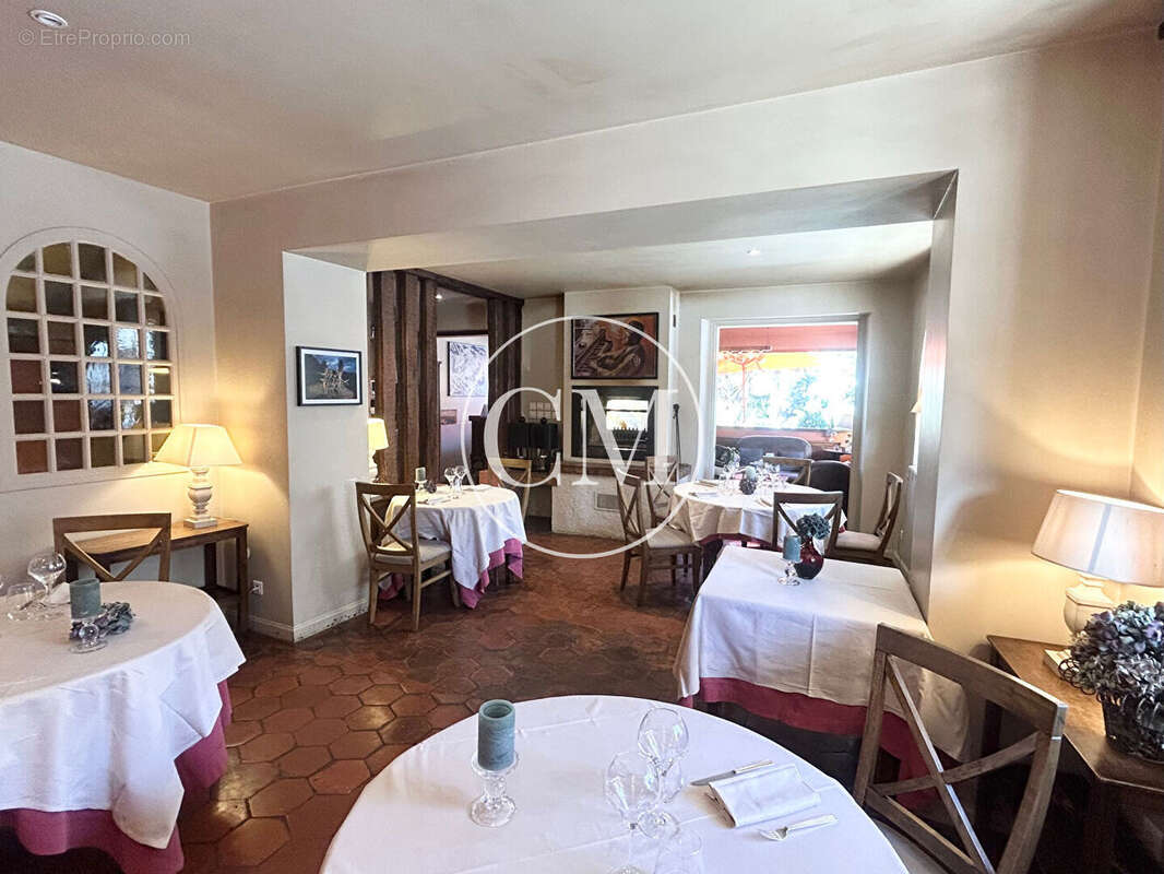 Commerce à LES MESNULS