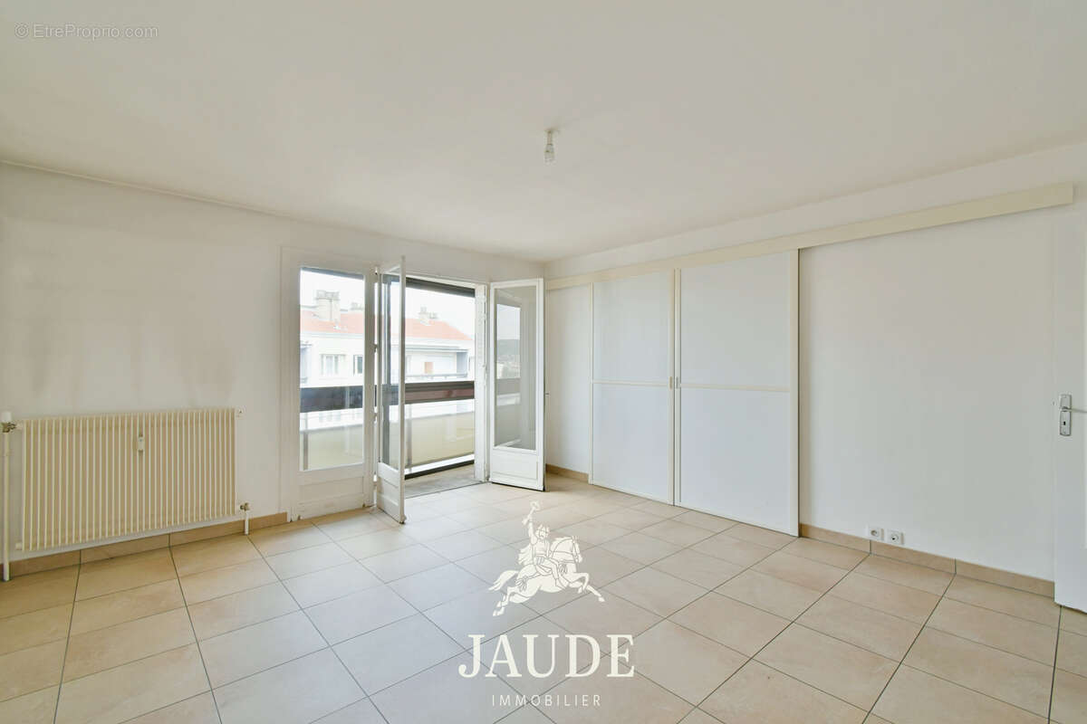 F3 DERNIER ÉTAGE  lumineux de 68 m2 avec GARAGE   94 boulevard Lafayette, Clermont-Ferrand - photo 2