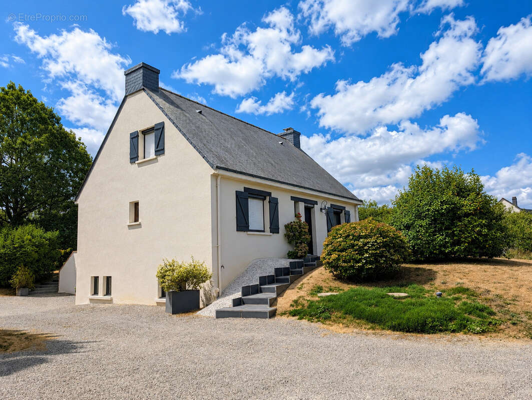 Maison de 152 m2 avec ensemble d'Atelier/Garage de 128 m2  sur un terrain de 3 650 m2 - photo 5