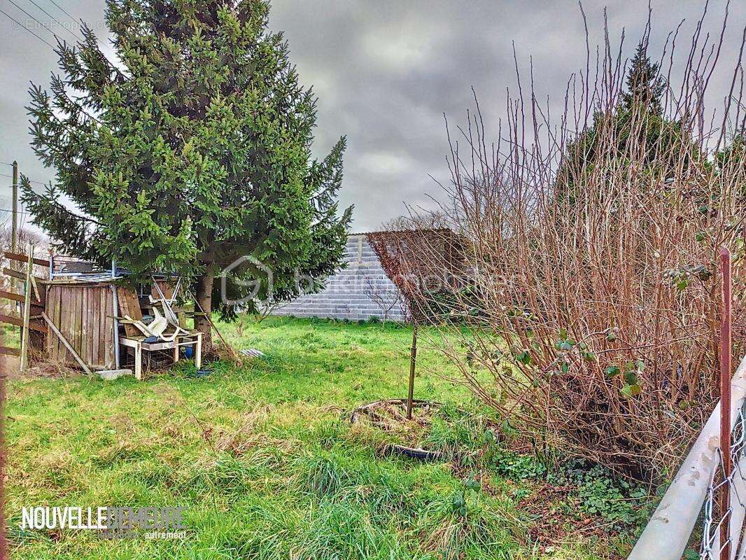 Terrain à SAINT-ETIENNE-EN-COGLES