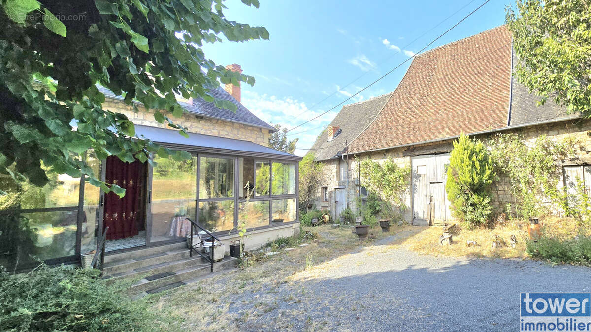 Corps de ferme, terrain de 2500 m2 environ - photo 2