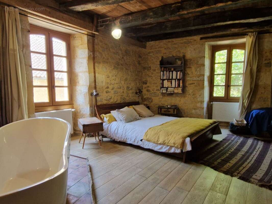 Propriété de charme avec dépendances, piscine et jardin dans un hameau. - photo 13