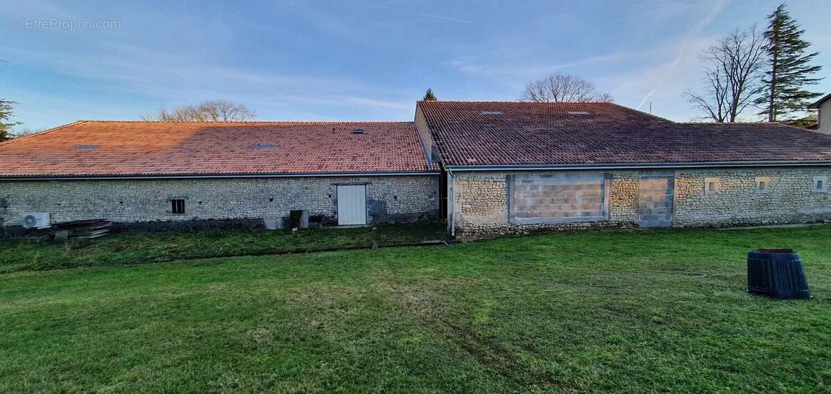 10 Km Sud Barbezieux : corps de ferme entièrement rénové - photo 10