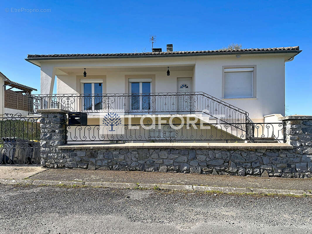 À vendre - Maison de 100 m2 en plein bourg de La Peyratte - photo 2