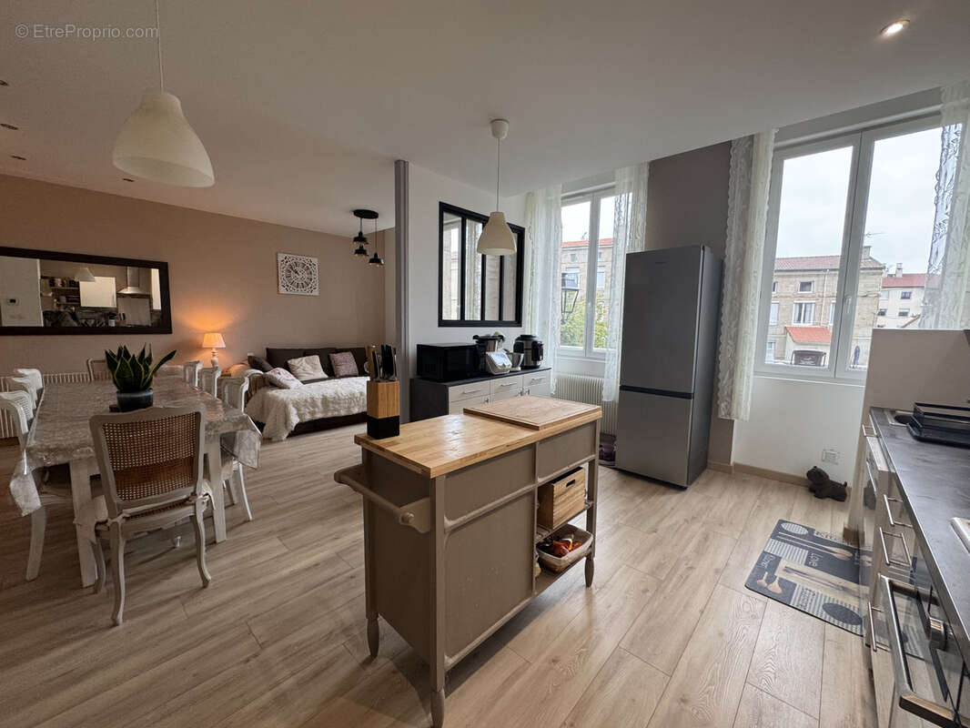 Appartement à SAINT-GENEST-LERPT