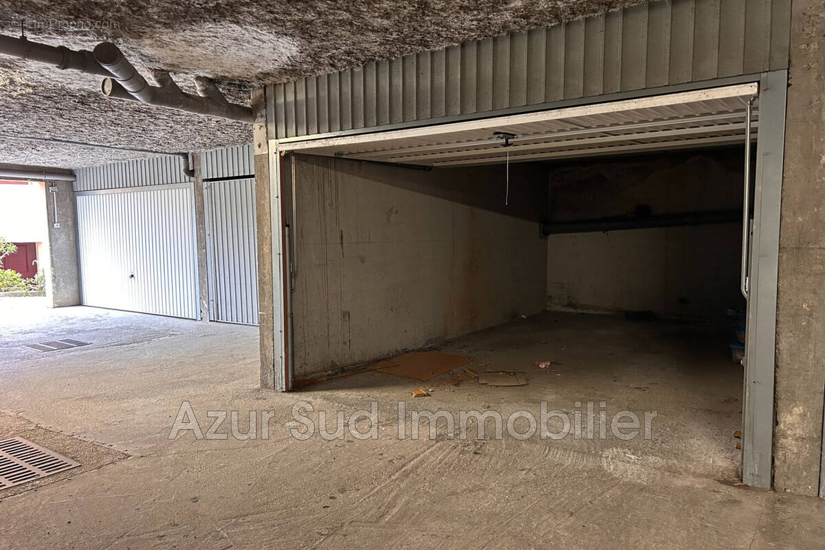 Parking à VILLENEUVE-LOUBET