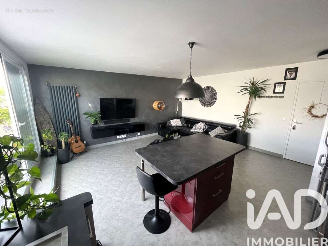 Appartement 60 m² à Savigny-Le-Temple  - photo 2
