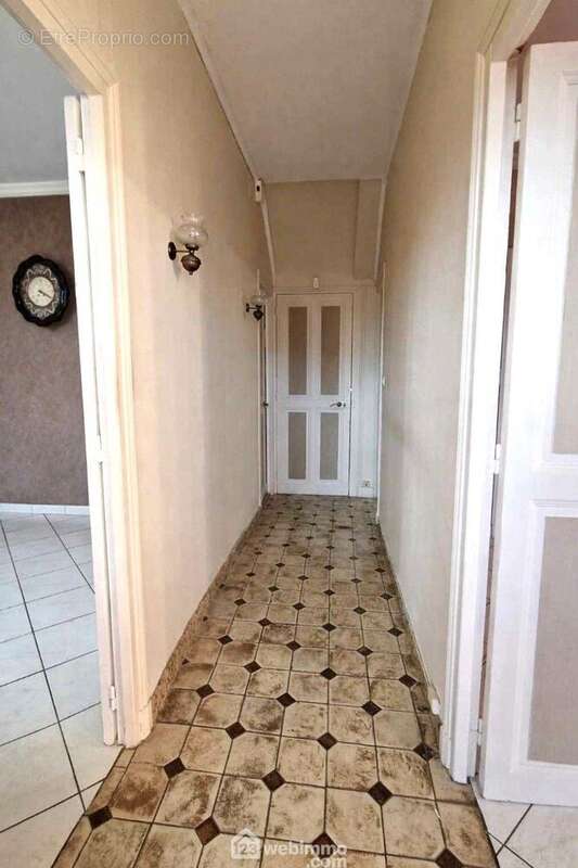 Une entrée distribue... - Maison à LAON