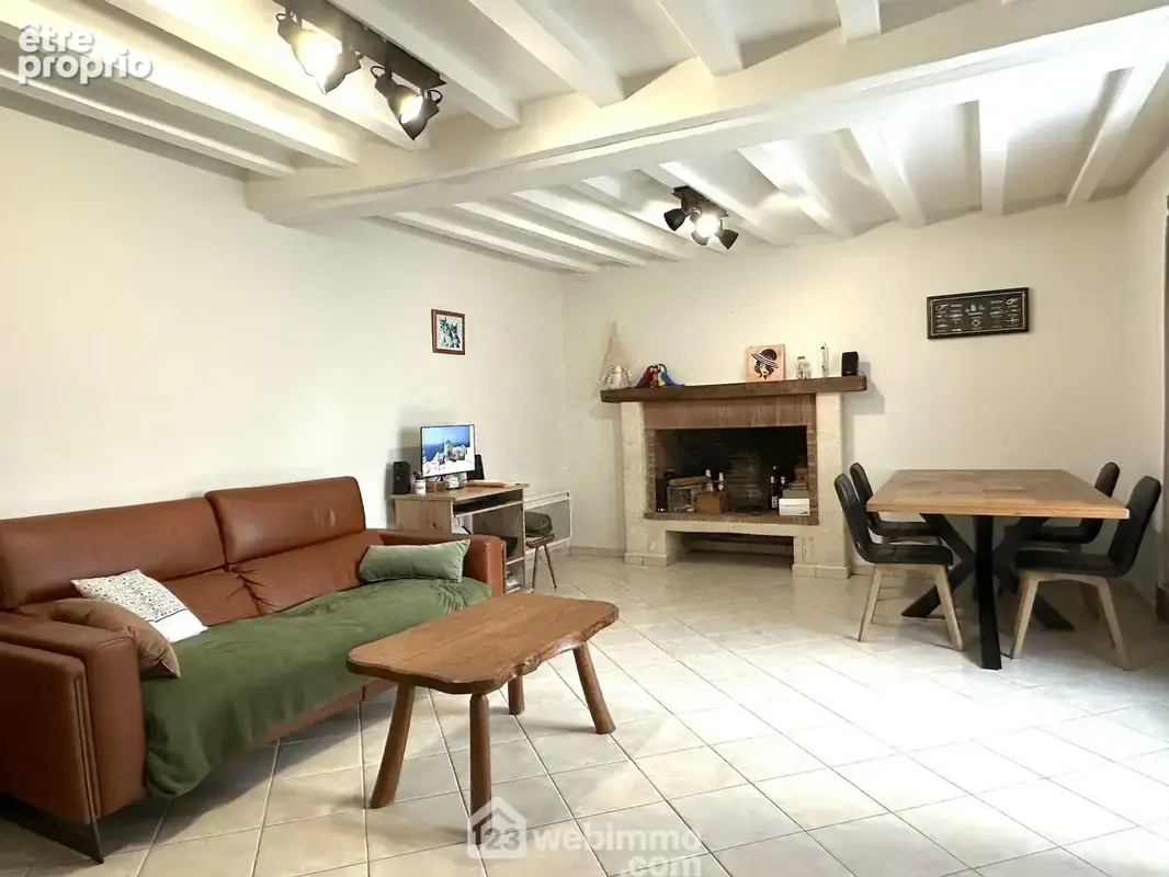 Le rez-de-chaussée comprend une pièce de vie...