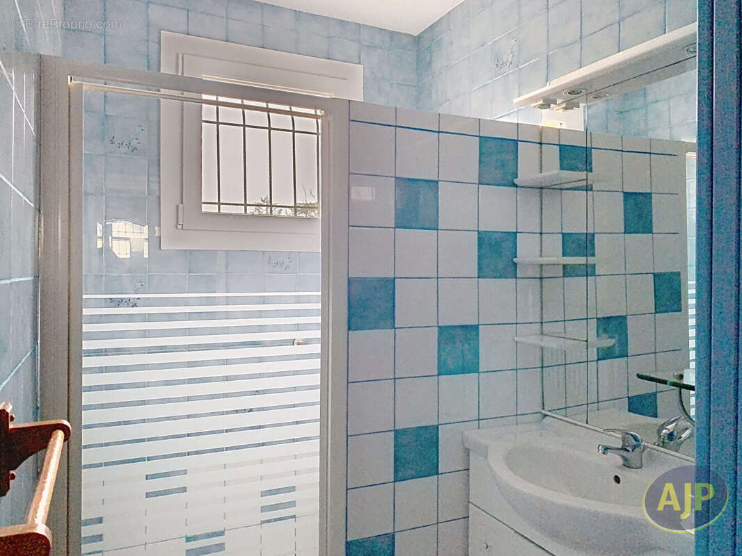 Maison à NOYANT-LA-GRAVOYERE