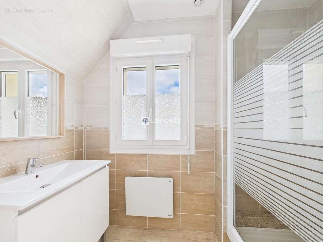 Maison à CHATEAUNEUF-DU-FAOU