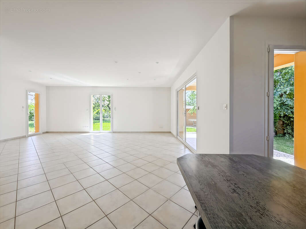 Maison de plain-pied avec grand terrain arboré dans un secteur recherché de Saint-Bernard - photo 4