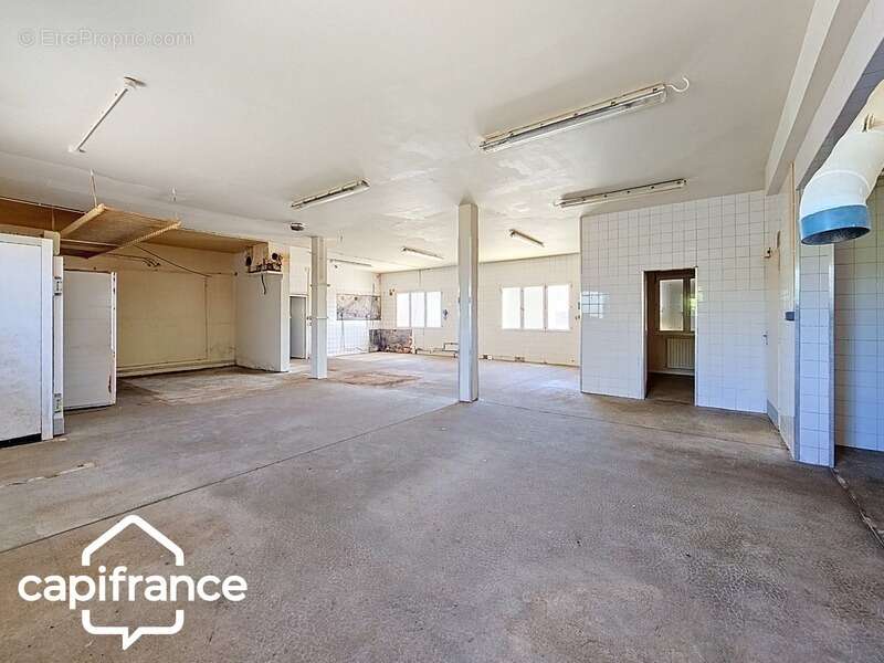Local d’activité 260 m² + logement 132 m² – parking privé – terrain 1 690 m² – forte visibilité – Thouars (79100) - photo 12
