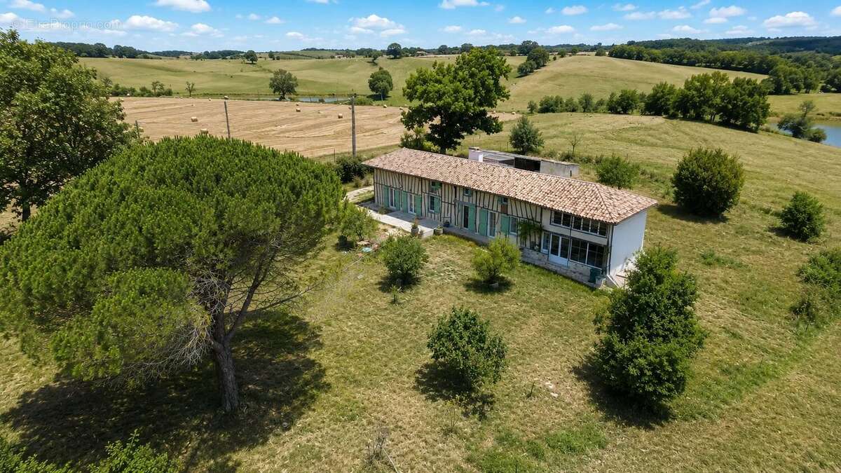 Maison T5 de 219m2 habitables nichée sur les hauteurs gersoises dans un environnement calme - photo 12