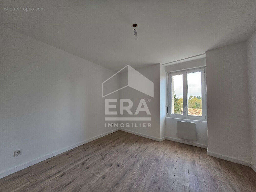 Maison à ROULLET-SAINT-ESTEPHE