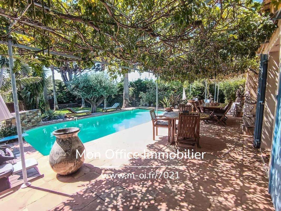 Référence : 7021-les. - villa provençale avec jardin et garages dans les hauteurs de grimaud - photo 4