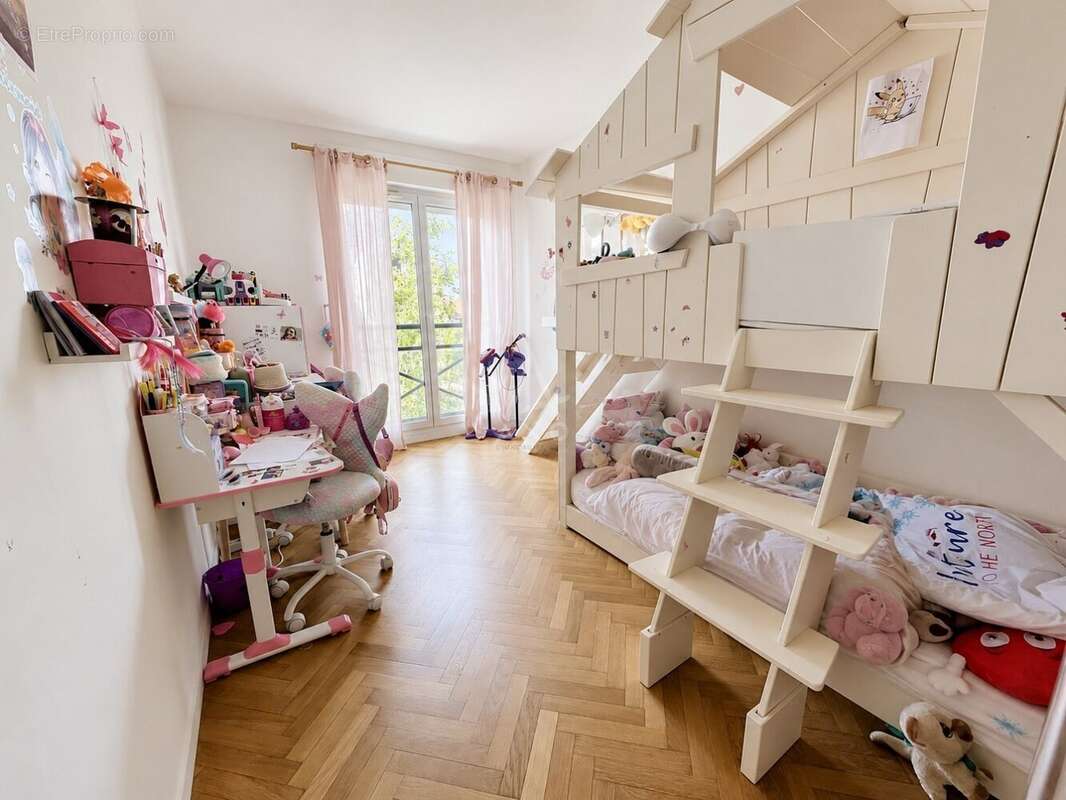 Appartement à COURBEVOIE