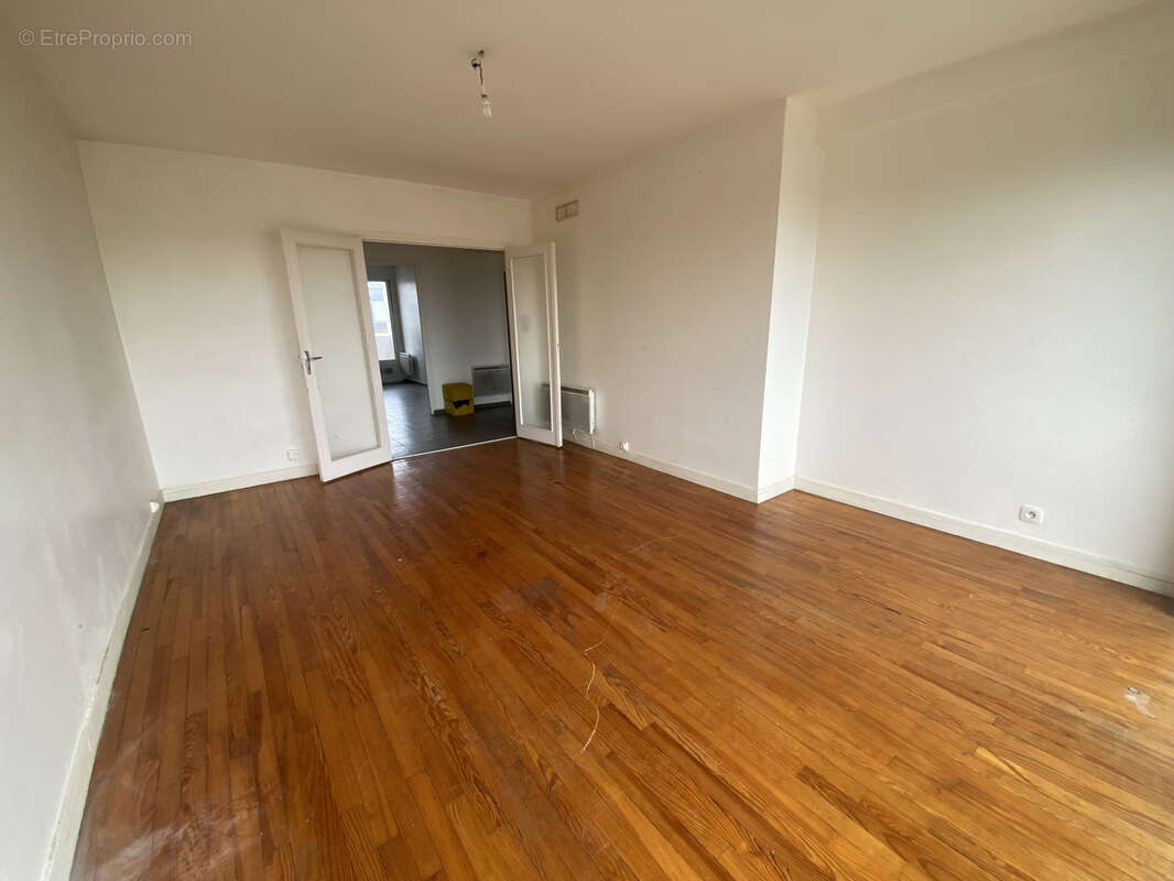 Appartement T3 à rénover - Place au bois - photo 3