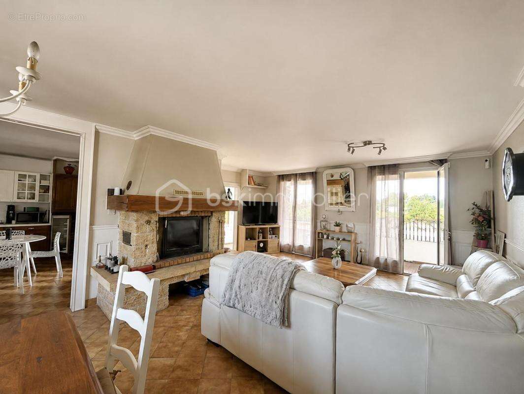 Propriété familiale de 211 m² avec piscine et espace indépendant - photo 19