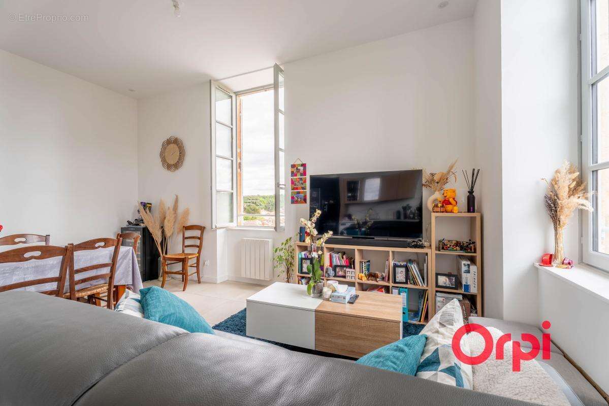 T2 rénové de 40 m² dans une bâtisse en pierres dorées - photo 4